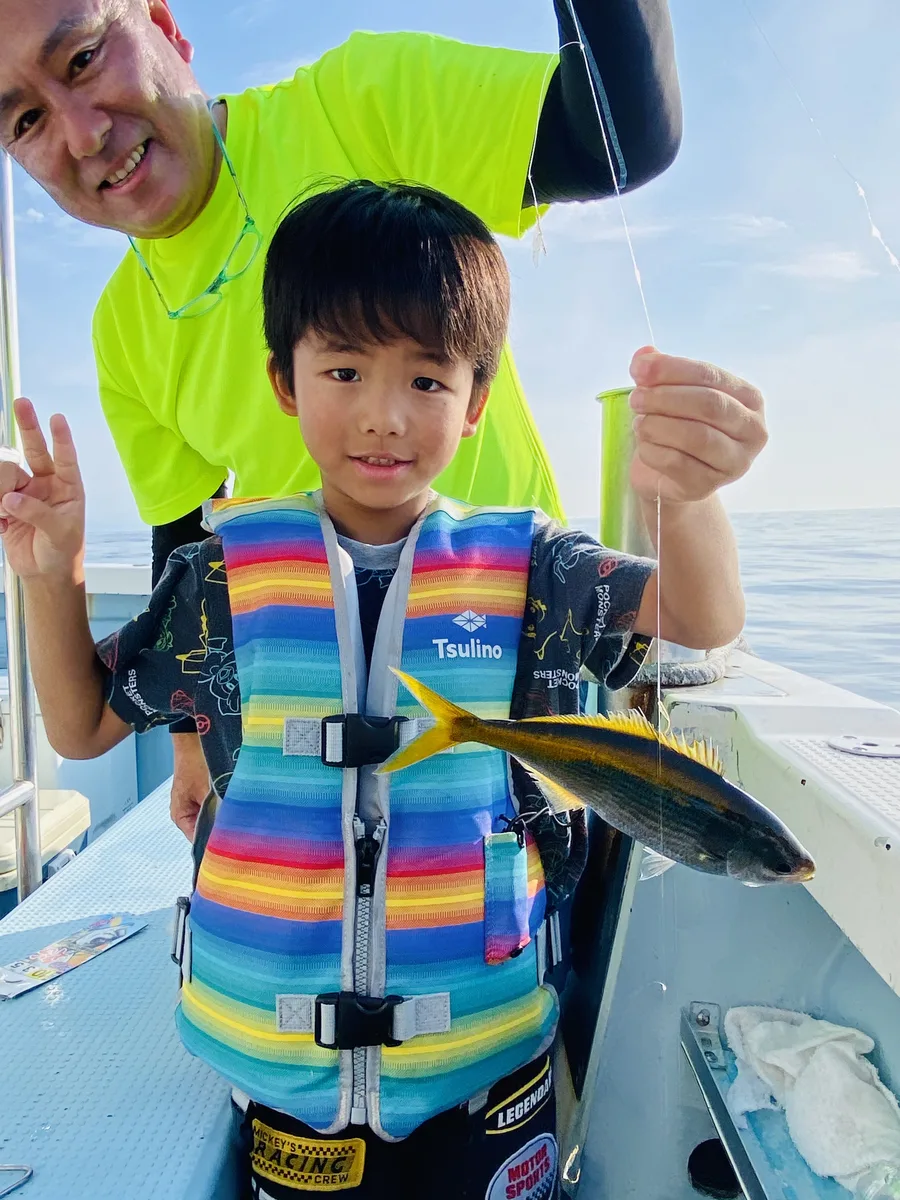 黄色い尾びれが特徴の夏の伊豆の高級魚タカベを釣り上げた湧太郎くん