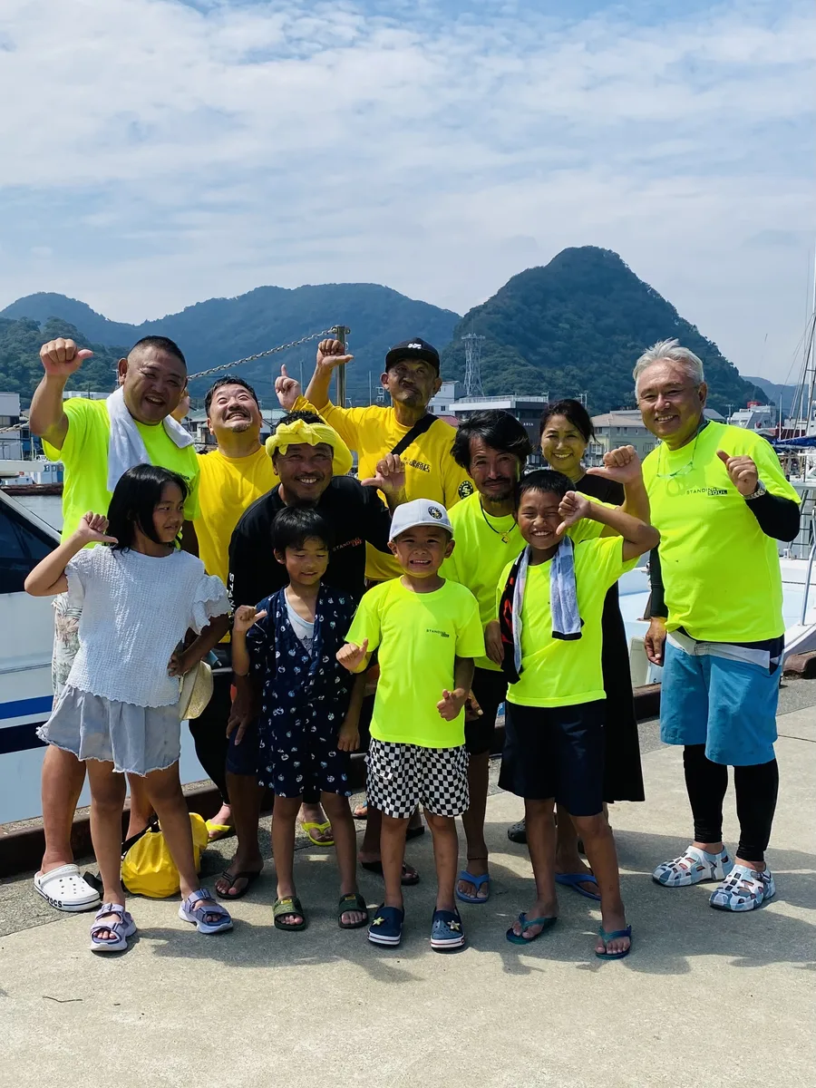 下田港でのSTANDING SOULスタッフと参加した親子の集合写真