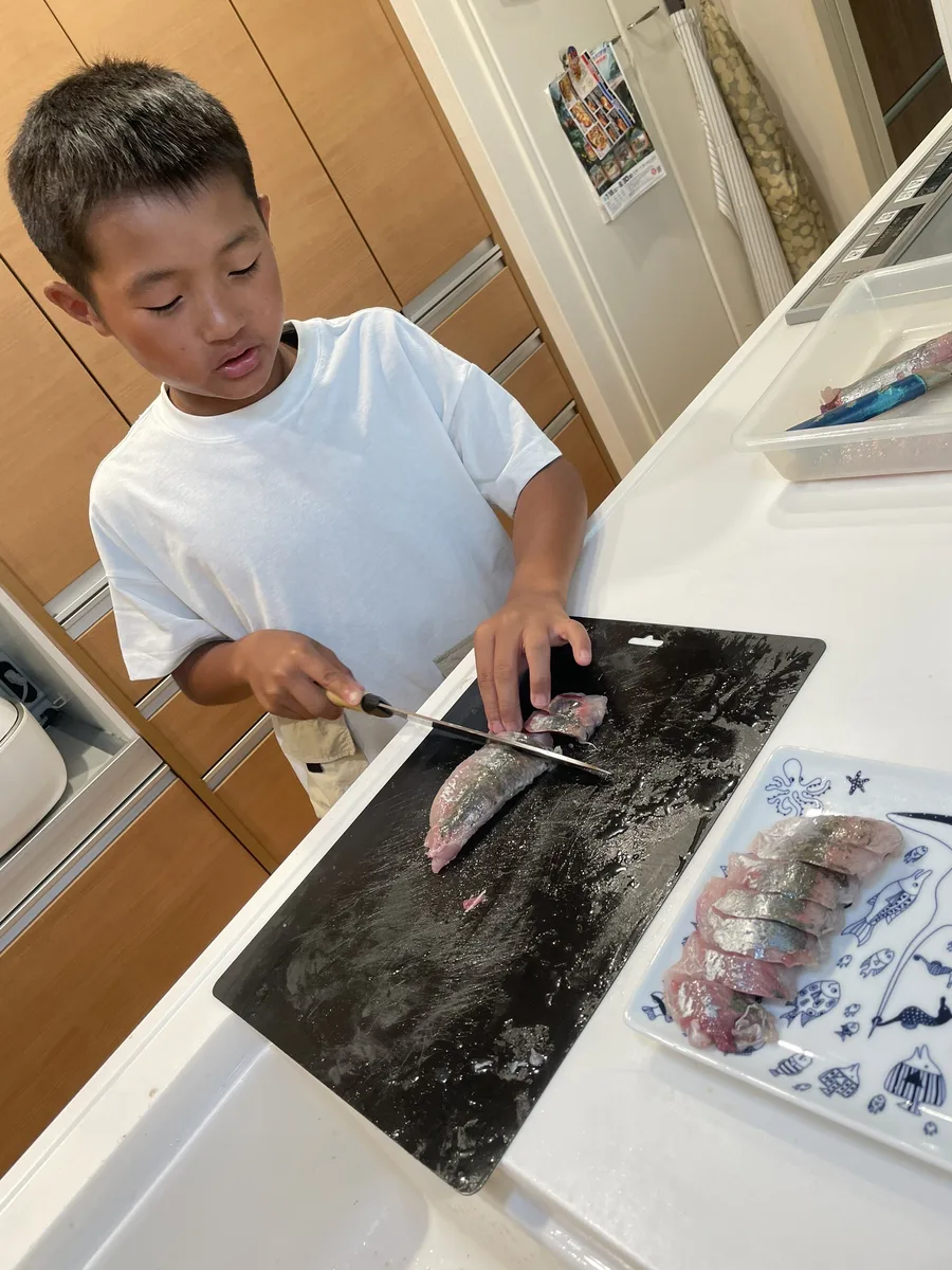 自分で釣った魚を包丁でさばいて刺身に仕上げる小学5年生の海玄くん